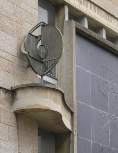 Geometric structure, copper and brass, 1960, Faculté de Droit, rue Jean Macé