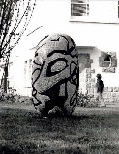 Round form, polychrome granite, 1972, school, Carantec